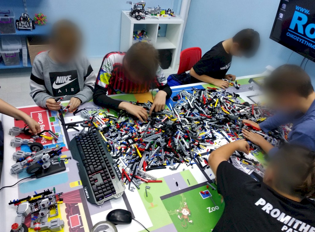 Μαθητές προσπαθούν να κατασκευάσουν ρομπότ από lego με ev3