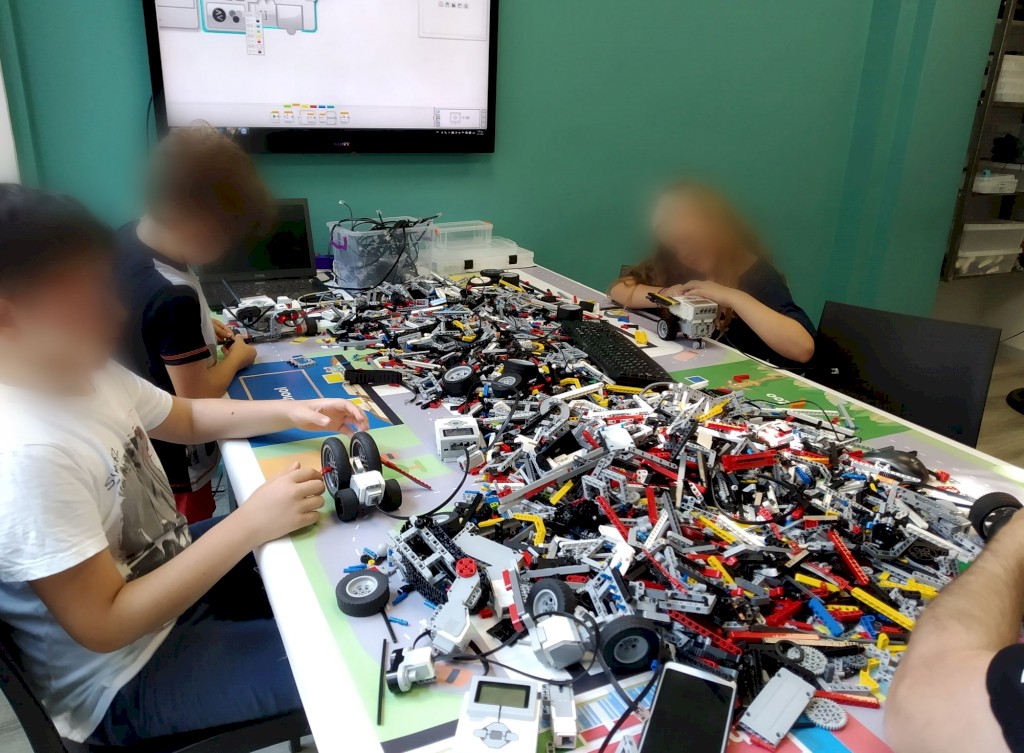 Μαθητές προσπαθούν να κατασκευάσουν ρομπότ από lego με ev3 με την καθοδήγηση του εκπαιδευτή