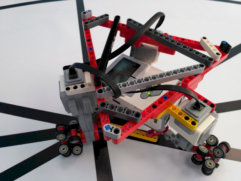 Παντοκατευθυντικό τρίγωνικό ρομπότ με Omni Wheels