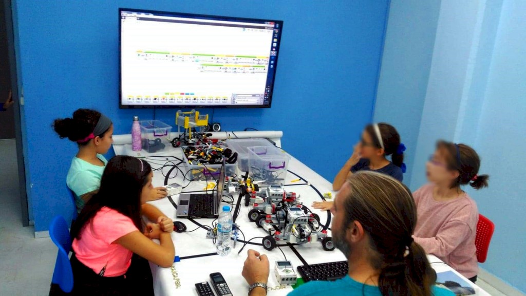 Μαθήματα ρομποτικής στην περιοχή για παιδιά, ενήλικες και αγωνιστικά